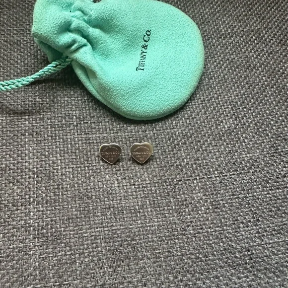 Tiffany & Co return to Tiffany heart earrings - Picture 4 of 5